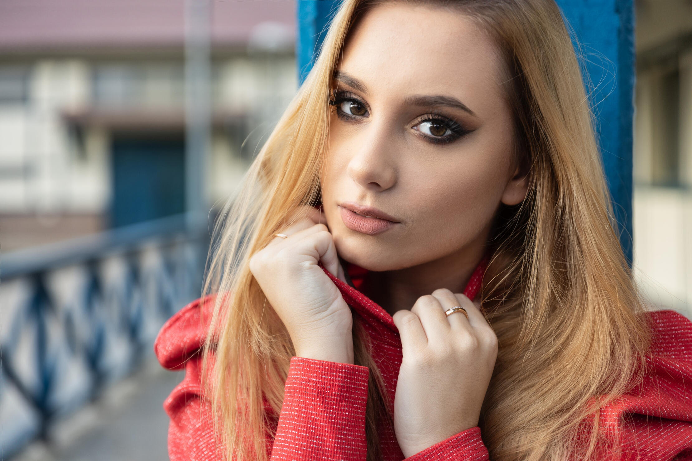 Portret Blondynka w czerwonym golfie